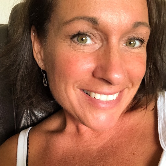 Meet your Posher, Stephanie - Picture 2 of 4